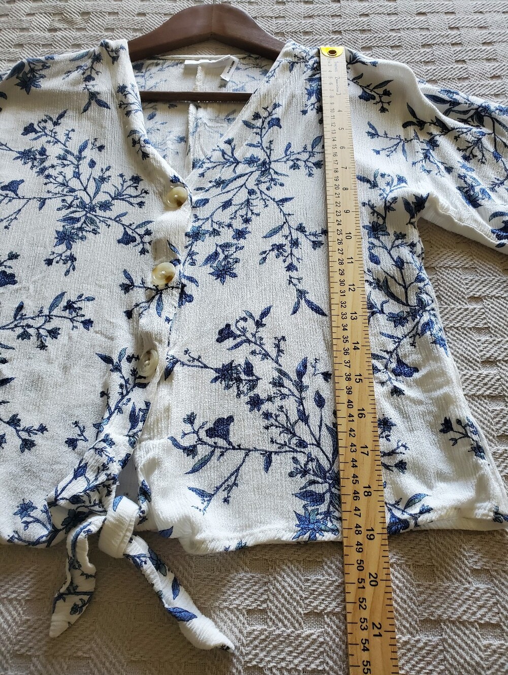 LUQ White Blue Floral V-Neck Button-Up Tie Front Gauze Blouse Shirt - Picture 6 of 12